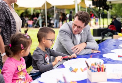 Ministerpräsident Wüst trifft Ehrenpatenkinder und ihre Familien