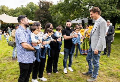 Ministerpräsident Wüst trifft Ehrenpatenkinder und ihre Familien