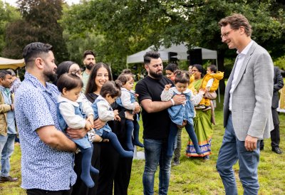 Ministerpräsident Wüst trifft Ehrenpatenkinder und ihre Familien