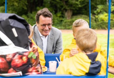 Ministerpräsident Wüst trifft Ehrenpatenkinder und ihre Familien