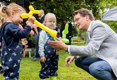 Ministerpräsident Wüst trifft Ehrenpatenkinder und ihre Familien