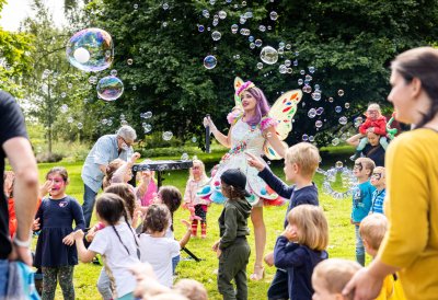 Ministerpräsident Wüst trifft Ehrenpatenkinder und ihre Familien