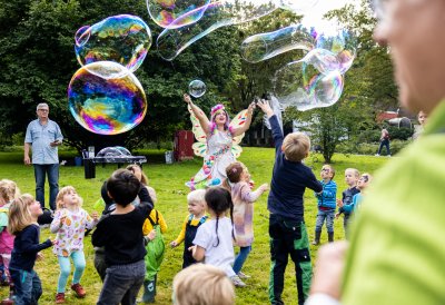 Ministerpräsident Wüst trifft Ehrenpatenkinder und ihre Familien