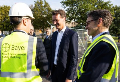 Ministerpräsident Hendrik Wüst besucht Bayer in Monheim