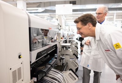 Ministerpräsident Hendrik Wüst besucht das Unternehmen Beckhoff Automation in Verl