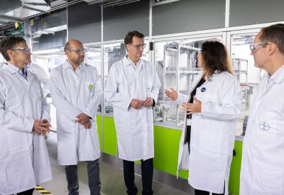 Ministerpräsident Hendrik Wüst besucht Bayer in Monheim