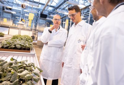 Ministerpräsident Hendrik Wüst besucht Bayer in Monheim