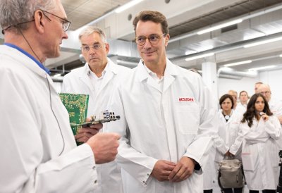 Ministerpräsident Hendrik Wüst besucht das Unternehmen Beckhoff Automation in Verl