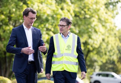 Ministerpräsident Hendrik Wüst besucht Bayer in Monheim