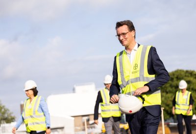Ministerpräsident Hendrik Wüst besucht Bayer in Monheim