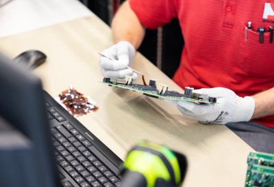 Ministerpräsident Hendrik Wüst besucht das Unternehmen Beckhoff Automation in Verl