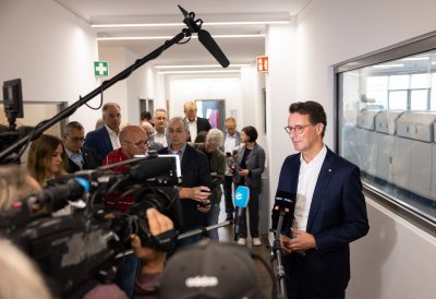 Ministerpräsident Hendrik Wüst besucht das Unternehmen Beckhoff Automation in Verl