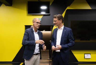 Ministerpräsident Hendrik Wüst besucht gemeinsam mit Aki Watzke das BVB-Lernzentrum in Dortmund