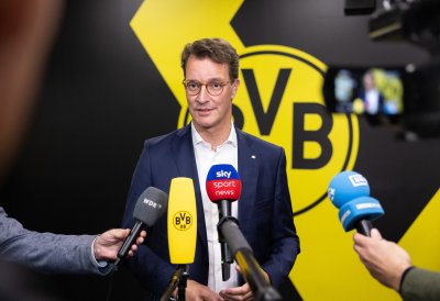 Ministerpräsident Hendrik Wüst besucht gemeinsam mit Aki Watzke das BVB-Lernzentrum in Dortmund