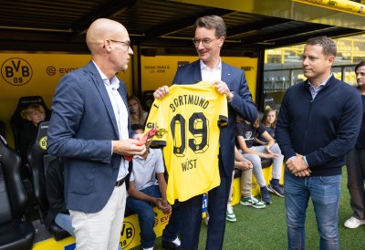 Ministerpräsident Hendrik Wüst besucht gemeinsam mit Aki Watzke das BVB-Lernzentrum in Dortmund