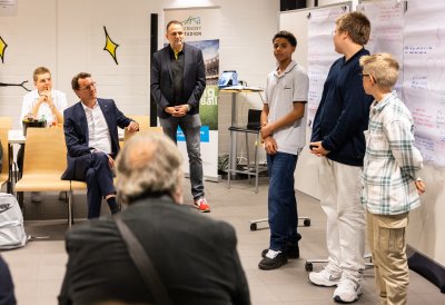 Ministerpräsident Hendrik Wüst besucht gemeinsam mit Aki Watzke das BVB-Lernzentrum in Dortmund