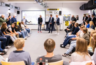 Ministerpräsident Hendrik Wüst besucht gemeinsam mit Aki Watzke das BVB-Lernzentrum in Dortmund
