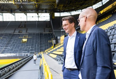 Ministerpräsident Hendrik Wüst besucht gemeinsam mit Aki Watzke das BVB-Lernzentrum in Dortmund