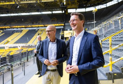 Ministerpräsident Hendrik Wüst besucht gemeinsam mit Aki Watzke das BVB-Lernzentrum in Dortmund