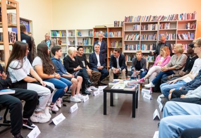 Ministerpräsident Hendrik Wüst besucht die Adolph-Kolping-Schule in Köln