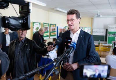 Ministerpräsident Hendrik Wüst besucht die Adolph-Kolping-Schule in Köln