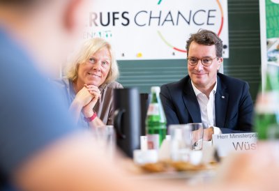 Ministerpräsident Hendrik Wüst besucht die Adolph-Kolping-Schule in Köln