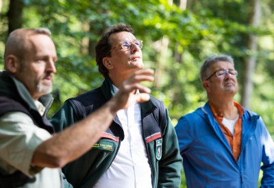 Ministerpräsident Hendrik Wüst besucht gemeinsam mit Manuel Andrack den Königsforst in Köln