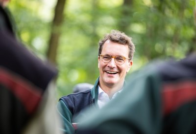 Ministerpräsident Hendrik Wüst besucht gemeinsam mit Manuel Andrack den Königsforst in Köln