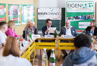 Ministerpräsident Hendrik Wüst besucht die Adolph-Kolping-Schule in Köln