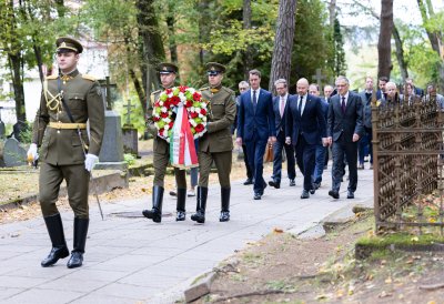 Kranzniederlegung an der Nationalen Gedenkstätte für die Opfer des Kampfes für die Unabhängigkeit