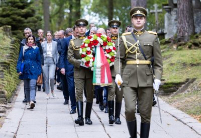 Kranzniederlegung an der Nationalen Gedenkstätte für die Opfer des Kampfes für die Unabhängigkeit