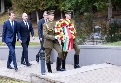 Kranzniederlegung an der Nationalen Gedenkstätte für die Opfer des Kampfes für die Unabhängigkeit