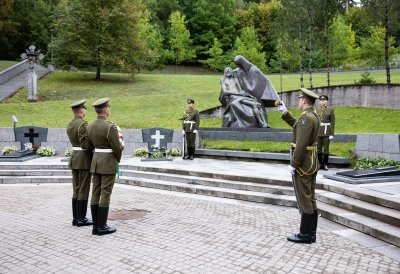 Kranzniederlegung an der Nationalen Gedenkstätte für die Opfer des Kampfes für die Unabhängigkeit