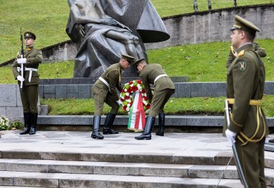 Kranzniederlegung an der Nationalen Gedenkstätte für die Opfer des Kampfes für die Unabhängigkeit