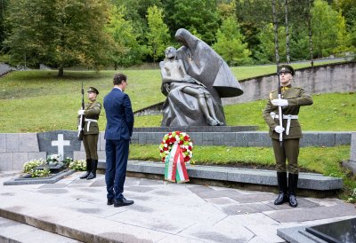 Kranzniederlegung an der Nationalen Gedenkstätte für die Opfer des Kampfes für die Unabhängigkeit
