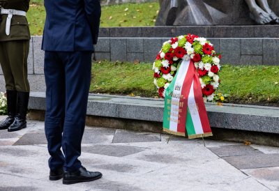 Kranzniederlegung an der Nationalen Gedenkstätte für die Opfer des Kampfes für die Unabhängigkeit