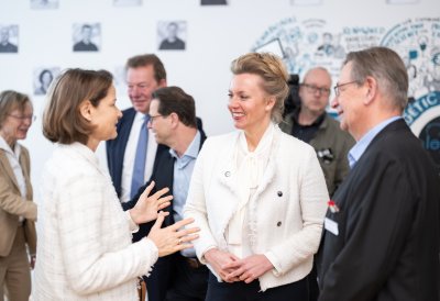 Ministerpräsident Hendrik Wüst und Ministerin Ina Brandes besuchen eleQtron-Superrechner in Siegen
