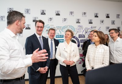 Ministerpräsident Hendrik Wüst und Ministerin Ina Brandes besuchen eleQtron-Superrechner in Siegen