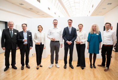 Ministerpräsident Hendrik Wüst und Ministerin Ina Brandes besuchen eleQtron-Superrechner in Siegen