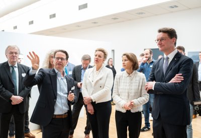 Ministerpräsident Hendrik Wüst und Ministerin Ina Brandes besuchen eleQtron-Superrechner in Siegen