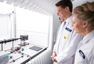 Ministerpräsident Hendrik Wüst und Ministerin Ina Brandes besuchen eleQtron-Superrechner in Siegen