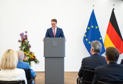 Ministerpräsident Hendrik Wüst verleiht den Verdienstorden des Landes Nordrhein-Westfalen an Dr. Esther Betz