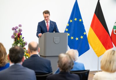 Ministerpräsident Hendrik Wüst verleiht den Verdienstorden des Landes Nordrhein-Westfalen an Dr. Esther Betz