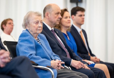 Ministerpräsident Hendrik Wüst verleiht den Verdienstorden des Landes Nordrhein-Westfalen an Dr. Esther Betz