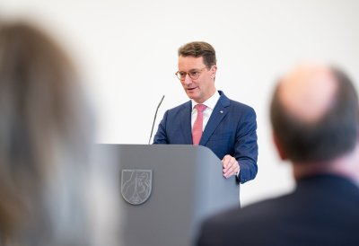 Ministerpräsident Hendrik Wüst verleiht den Verdienstorden des Landes Nordrhein-Westfalen an Dr. Esther Betz