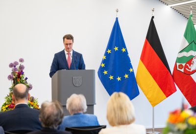 Ministerpräsident Hendrik Wüst verleiht den Verdienstorden des Landes Nordrhein-Westfalen an Dr. Esther Betz