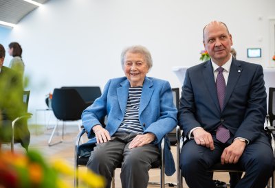 Ministerpräsident Hendrik Wüst verleiht den Verdienstorden des Landes Nordrhein-Westfalen an Dr. Esther Betz