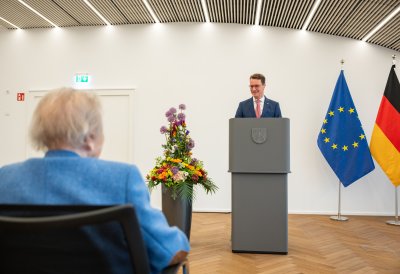 Ministerpräsident Hendrik Wüst verleiht den Verdienstorden des Landes Nordrhein-Westfalen an Dr. Esther Betz