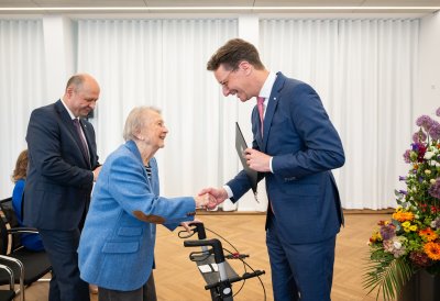 Ministerpräsident Hendrik Wüst verleiht den Verdienstorden des Landes Nordrhein-Westfalen an Dr. Esther Betz
