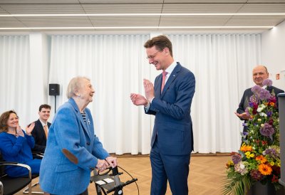 Ministerpräsident Hendrik Wüst verleiht den Verdienstorden des Landes Nordrhein-Westfalen an Dr. Esther Betz
